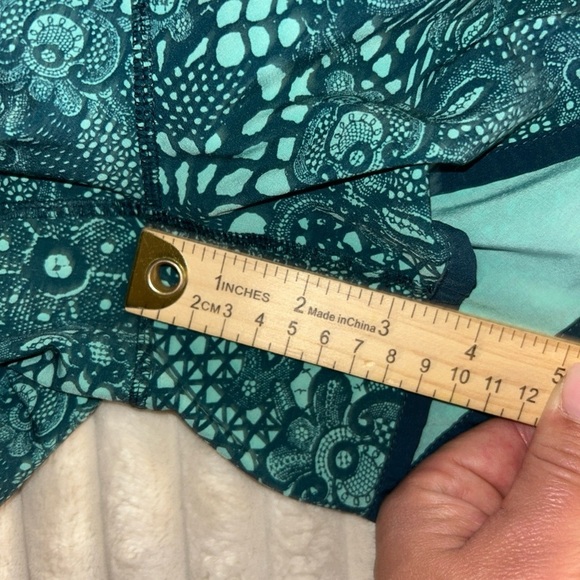 lululemon athletica Green Patterned Athletic Shorts Tracker Size 10 - Picture 7 of 7